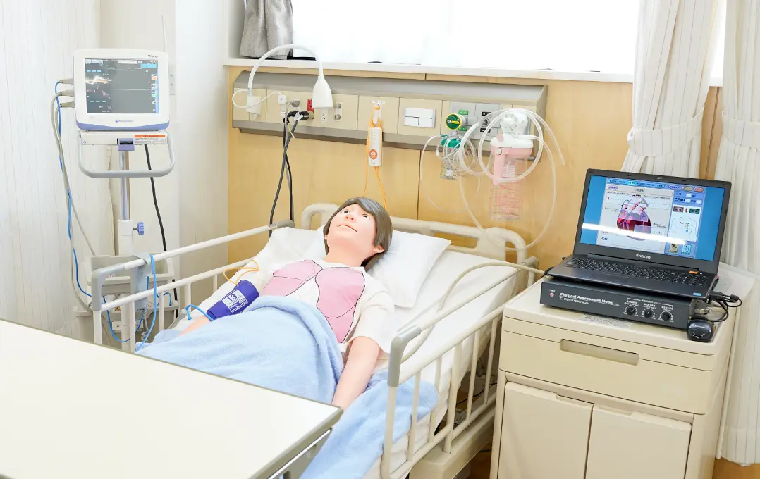 看護実習室のベッドと医療機器